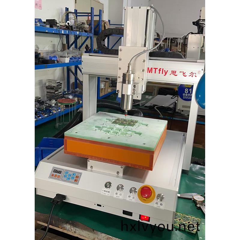 單(dan)平檯(tai)銑(xian)刀(dao)分(fen)闆(ban)機